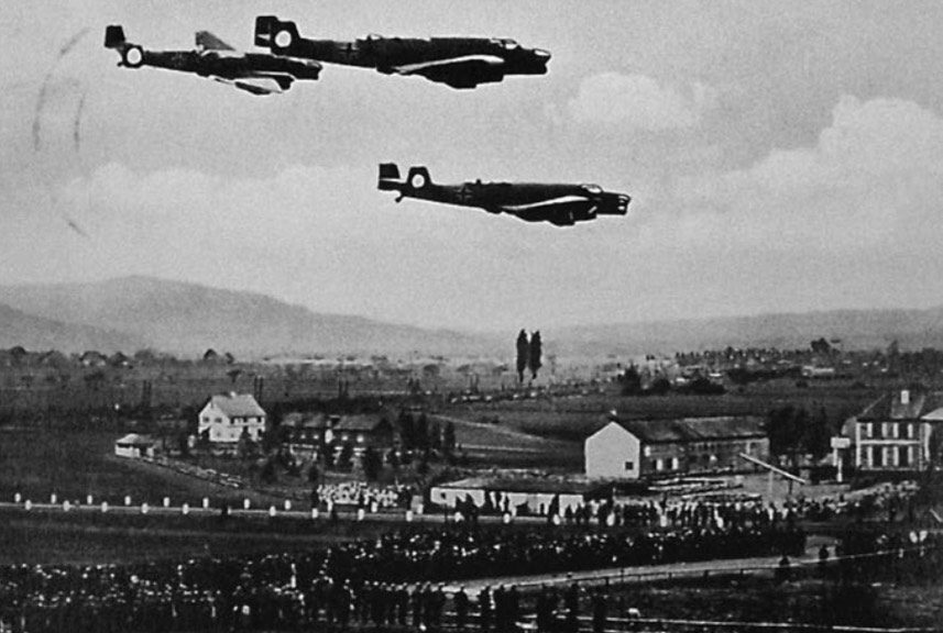 Bombenflugzeuge über dem »Bückedorf«