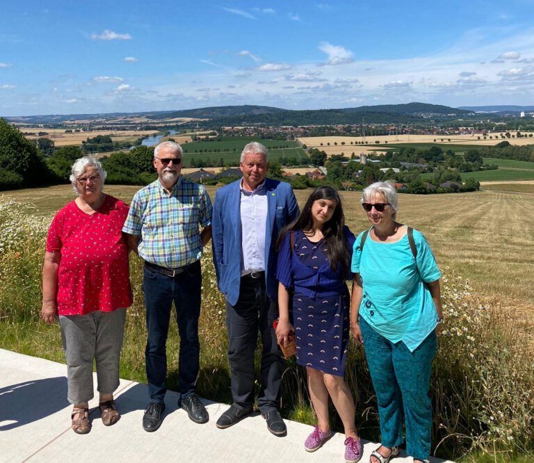 Kreistagsmitglieder bei der Eröffnungsfeier „Bückeberg“