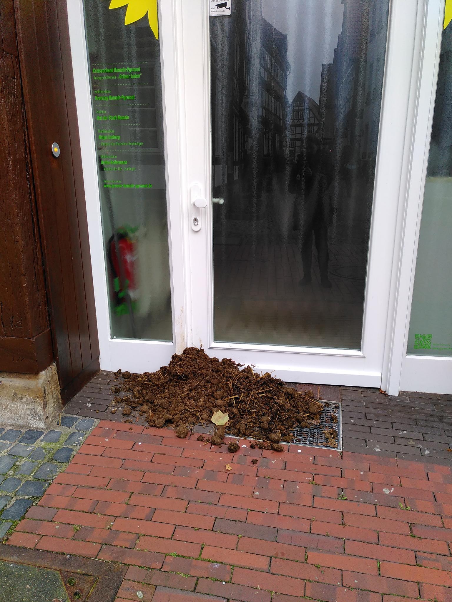 Was soll der Mist? Unbekannte kippen Pferdeäpfel vor die grüne Geschäftsstelle