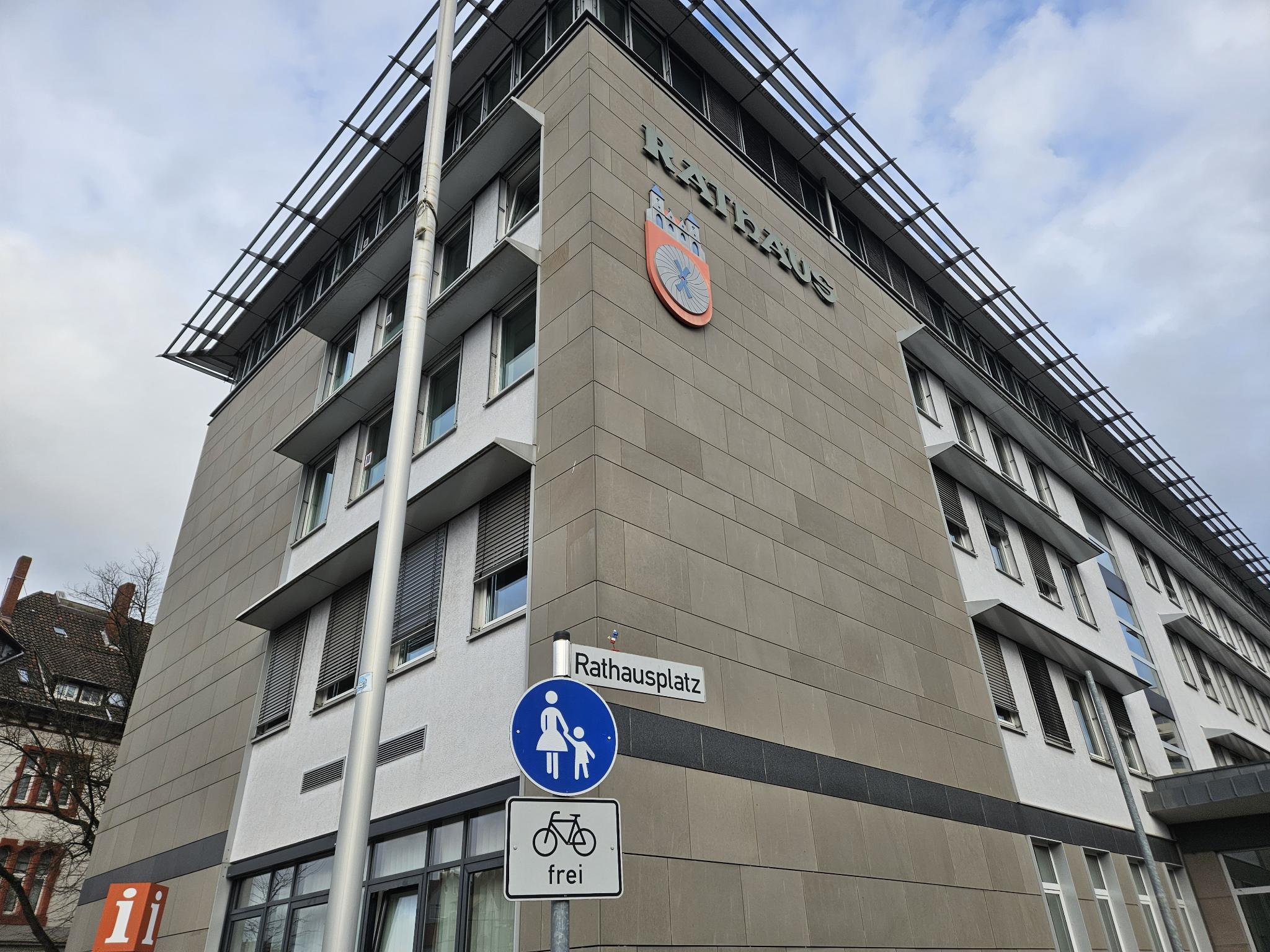 Ein Foto des Hamelner Rathauses von schräg unten fotografiert.