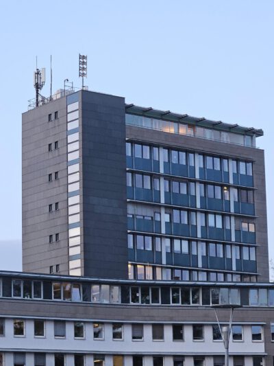 Im obersten Stock des Hamelner Rathauses - Ort der Gruppensitzungen zwischen Grünen und SPD - brennt noch Licht.