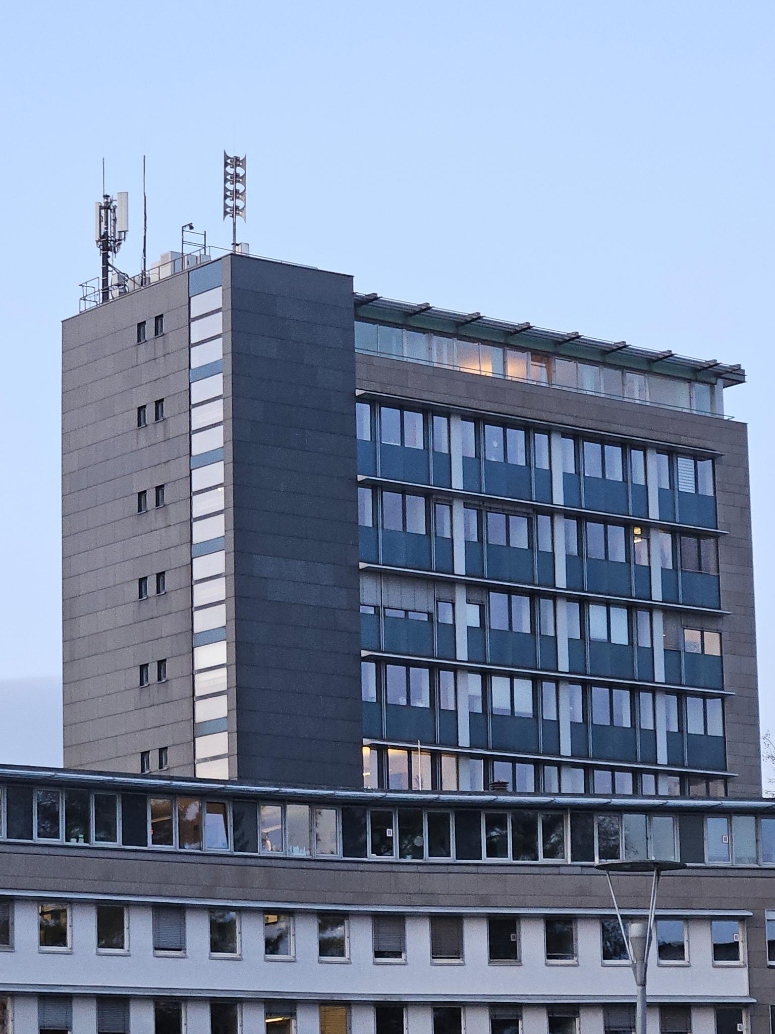 Im obersten Stock des Hamelner Rathauses - Ort der Gruppensitzungen zwischen Grünen und SPD - brennt noch Licht.
